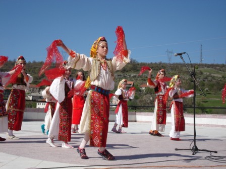 Tanzende Mädchen in Zyme - KOSOVO